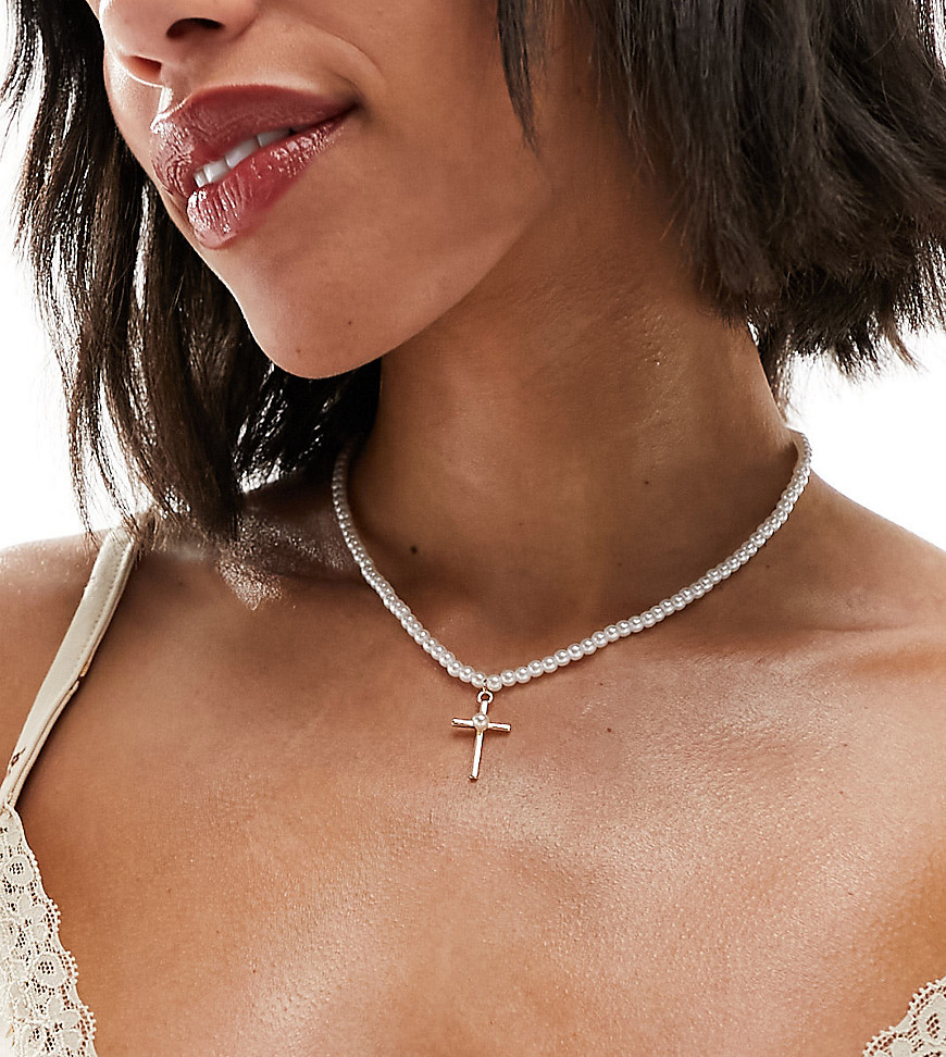 DesignB London short pearl necklace with cross charm-White