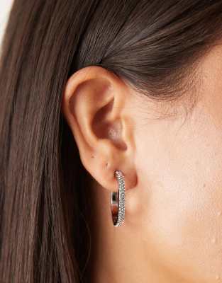 DesignB London - Silberfarbene Creolen mit Verzierung