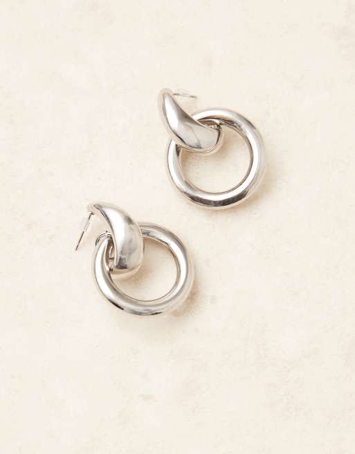 DesignB London – Silberfarbene Ohrringe im klassischen Türklopfer-Design, 2 von 3
