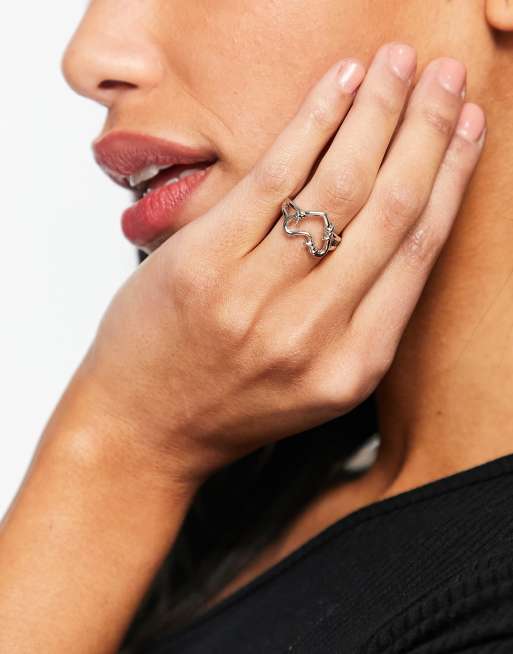 DesignB – London – Silverfärgad ring med taggtrådsdesign och hjärta i grungestil