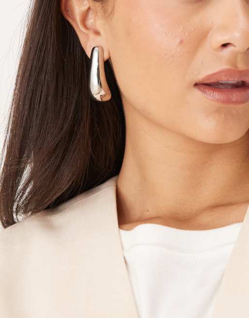 DesignB London – Silverfärgade stiftörhängen med smältdesign i lång modell