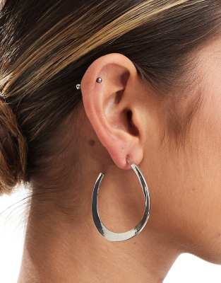 DesignB London – Silverfärgade stora creoler med smält design 