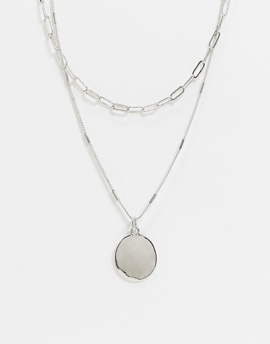 DesignB London – Silverfärgat halsband i flera rader med mynthänge