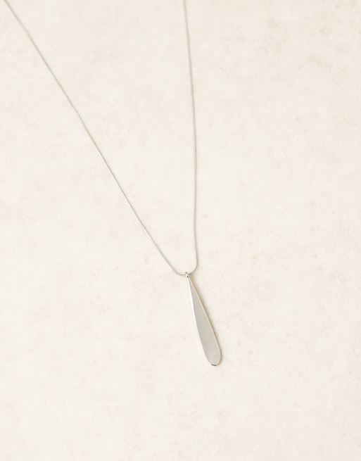 DesignB London – Silverfärgat halsband i lång modell med smält hänge, 2 av 3