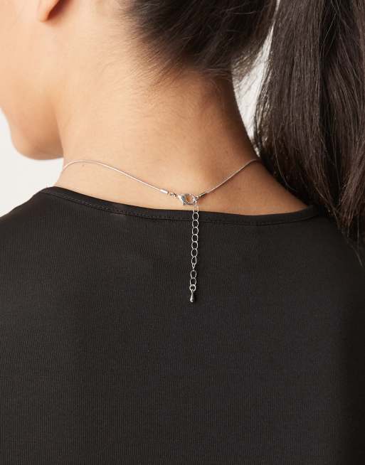DesignB London – Silverfärgat halsband i lång modell med smält hänge, 3 av 3