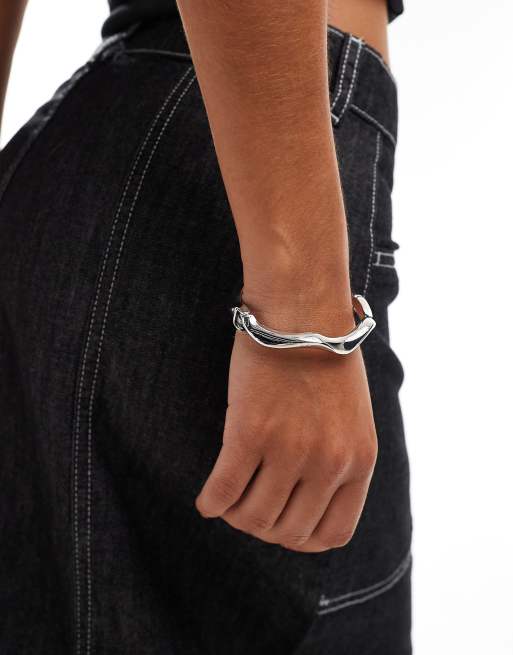 DesignB London – Silverfärgat, stelt armband i vågig design  