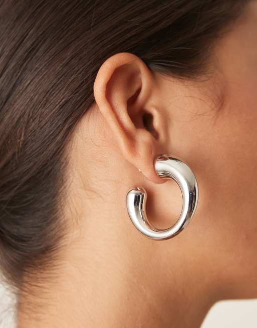 DesignB London - Sølvfarvede og chunky hoop-øreringe med asymmetrisk design, 2 af 3