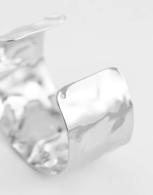 DesignB London - Sølvfarvet armbånd med hamret design, 2 af 3