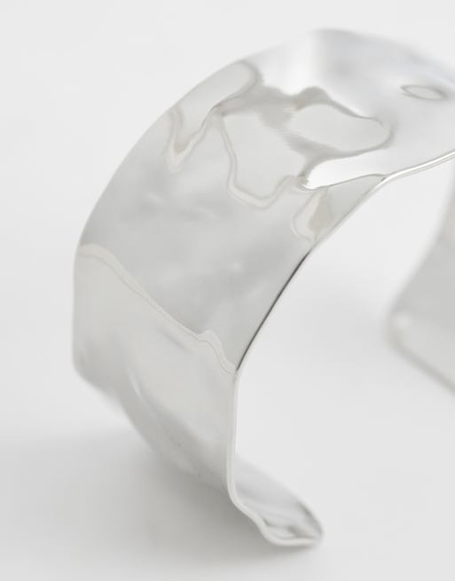 DesignB London - Sølvfarvet armbånd med hamret design, 3 af 3