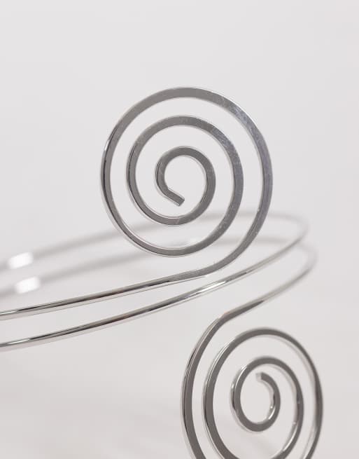 DesignB London - Sølvfarvet statement-armring med spiraldesign, 2 af 3