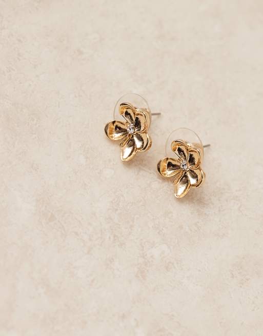 DesignB London small beveled floral stud earrings in gold, 2 of 3