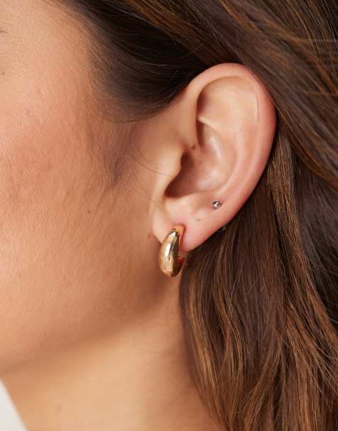 DesignB London small curved hoop earrings in gold - view 1