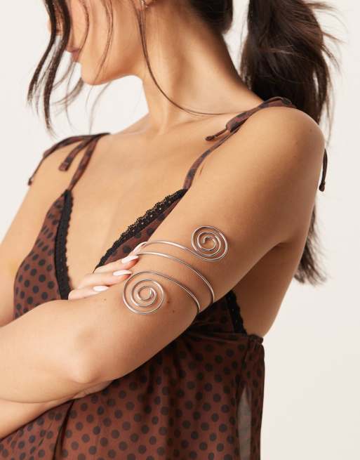 DesignB London – Spiralna bransoleta na ramię w kolorze srebra