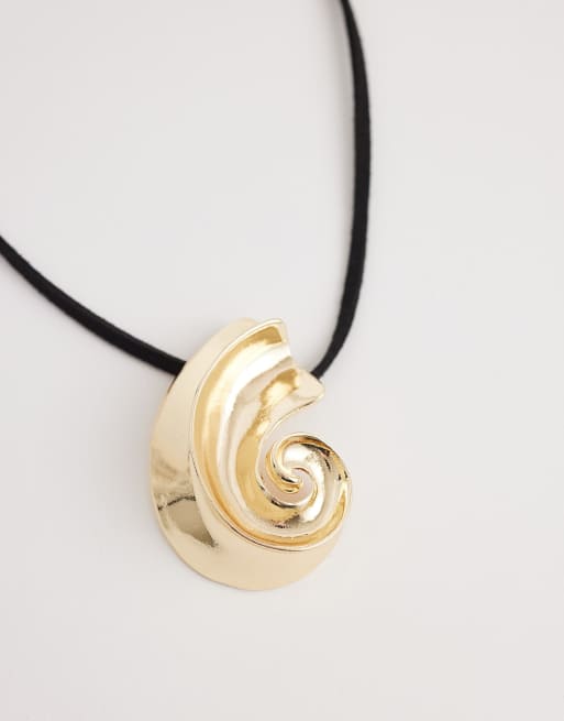 DesignB London - Statement ketting van koord met schelpen in goud, 3 van 4