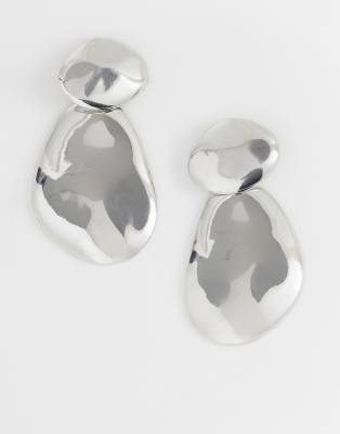 DesignB London - Statement-Ohrhänger in geschmolzener Silberoptik