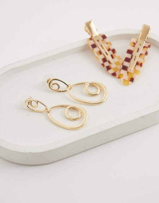 DesignB London – Statement-Ohrstecker in Goldoptik, 2 von 4
