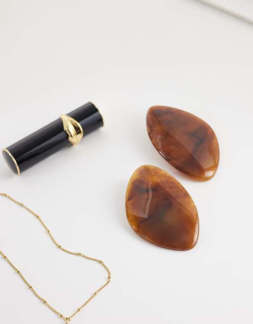 DesignB London - Statement oorbellen van hars in bruin, 2 van 4