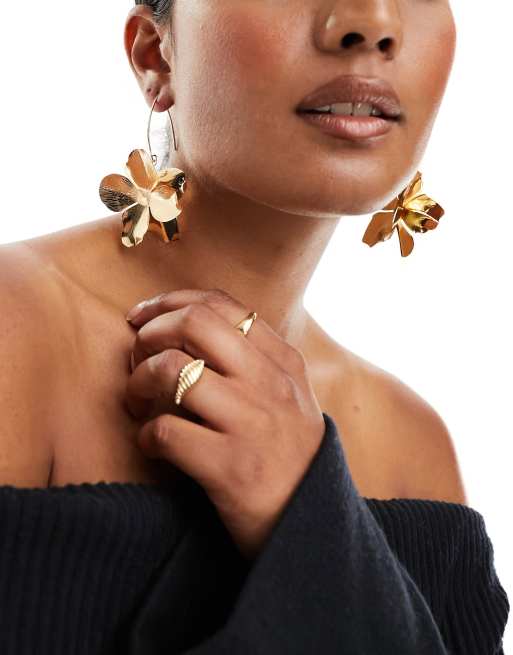 DesignB London - Statement oorknopjes met bloem in goud 