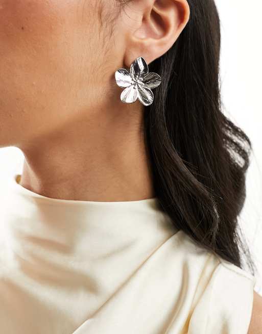DesignB London - Statement oorknopjes met bloem in zilverkleur
