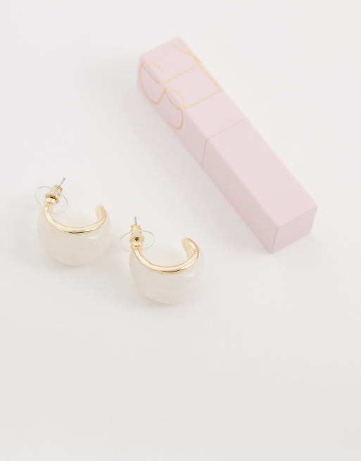 DesignB London - Statement oorringen van hars in wit en goud, 2 van 4