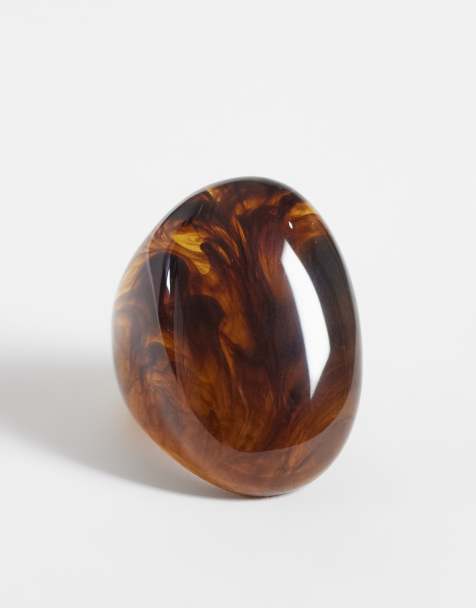 DesignB London – Statement-Ring aus Kunstharz in Braun - view 1