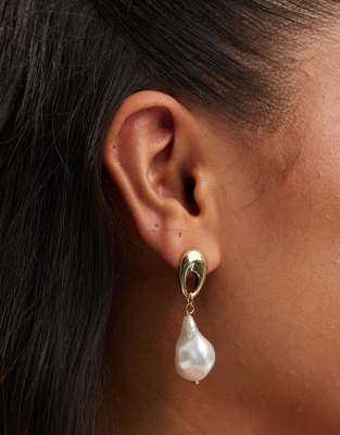 DesignB London teardrop pearl earrings in gold