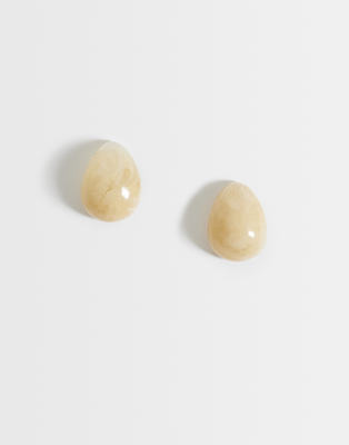 DesignB London teardrop resin stud earrings in cream