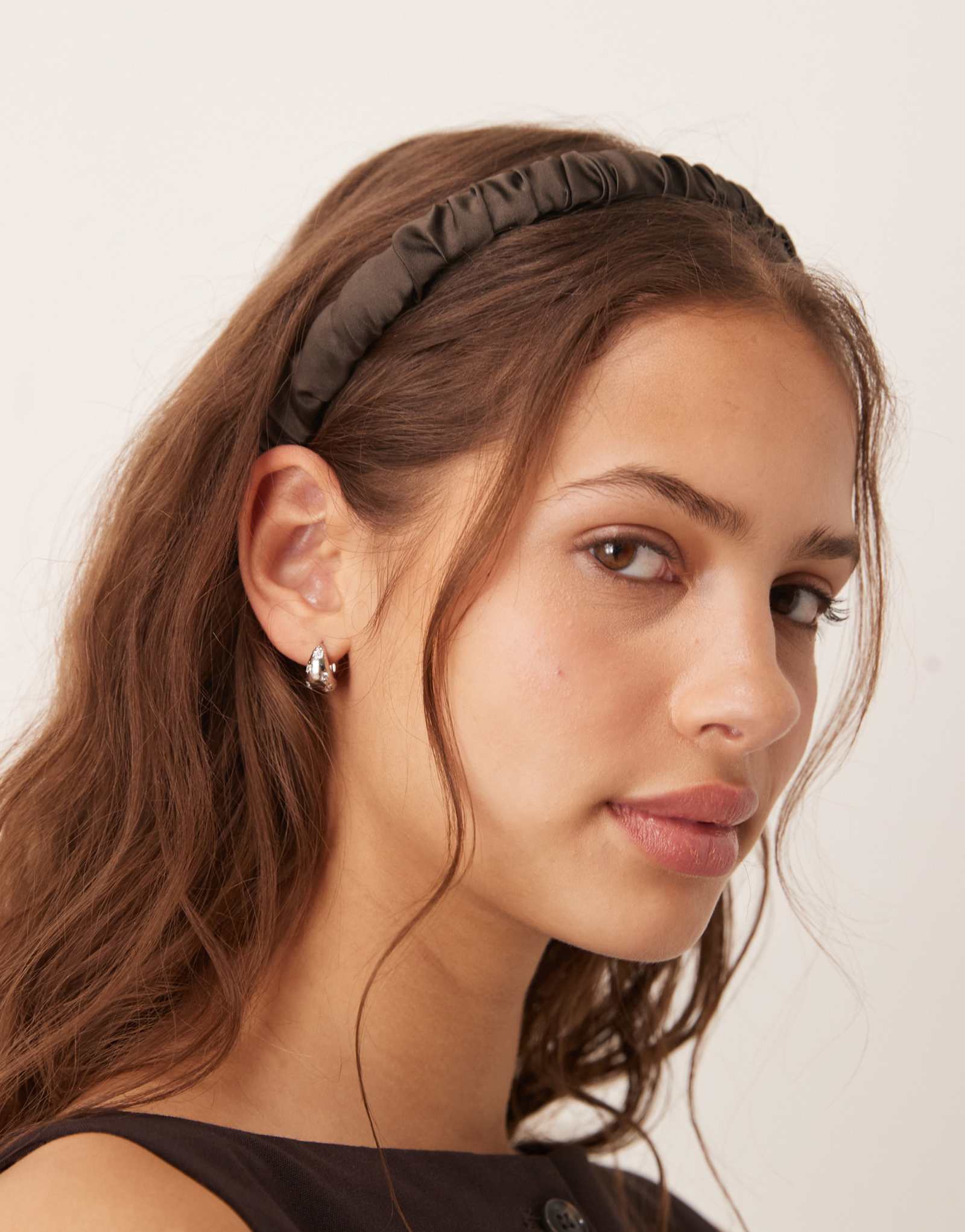 Повязка на голову DesignB London с тонкими рюшами коричневого цвета