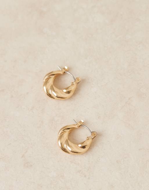 DesignB London twist huggie hoop earrings in gold, 2 of 3
