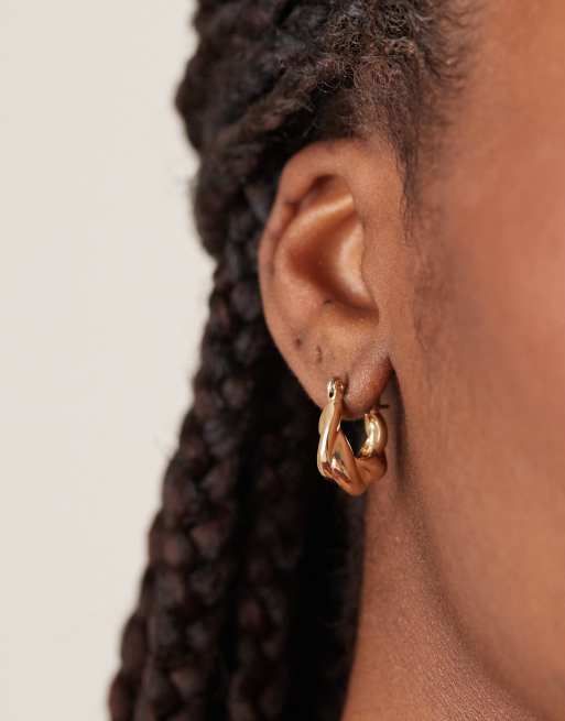 DesignB London twist huggie hoop earrings in gold, 3 of 3