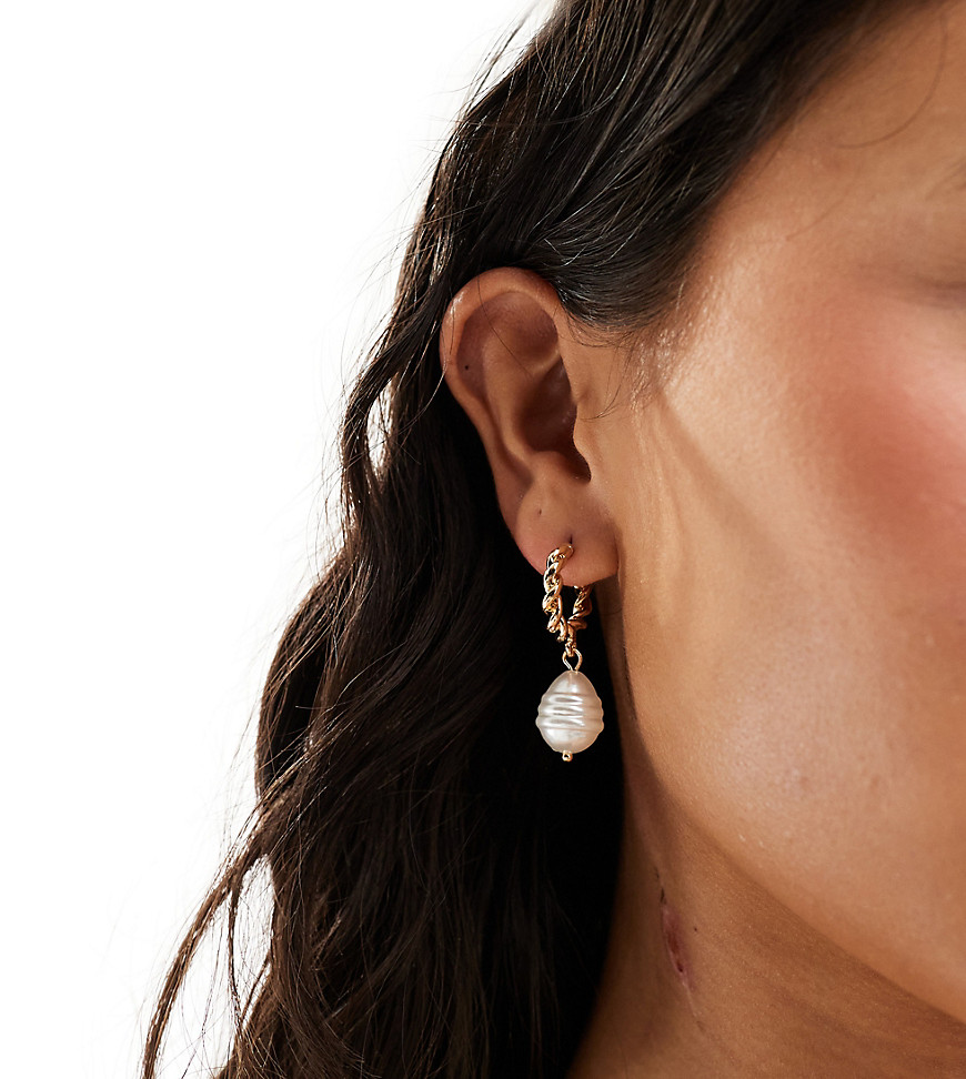 DesignB London twist huggie hoop earrings with pearl charm in gold