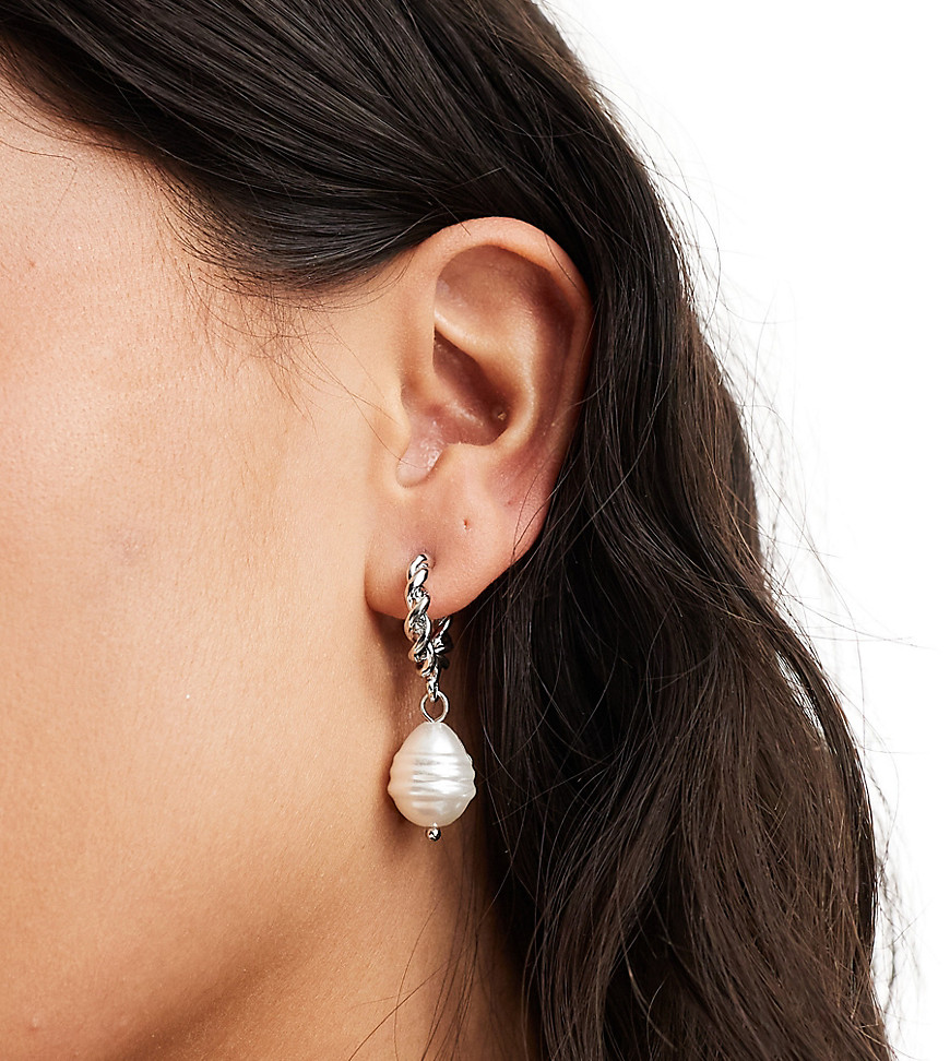 DesignB London twist huggie hoop earrings with pearl charm in silver
