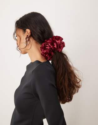 DesignB London - Überdimensionaler Scrunchie-Haargummi mit Blumen-Design in Burgunderrot