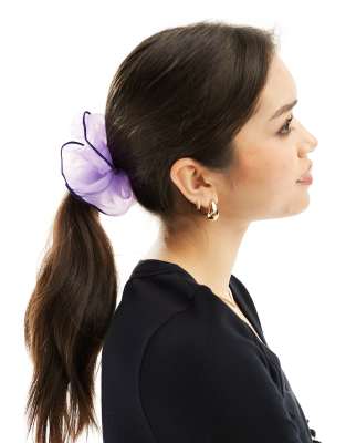 DesignB London - Übergroßer Scrunchie-Haargummi aus Organza in Flieder mit Ziernaht-Lila