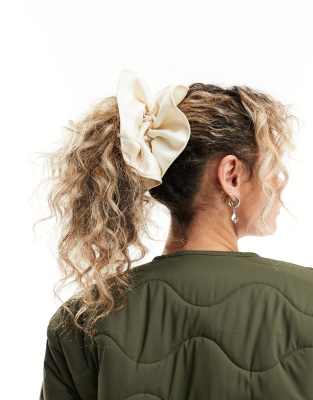 DesignB London - Übergroßer Scrunchie-Haargummi aus Satin in Weiß