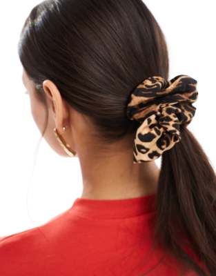 DesignB London - Übergroßer Scrunchie-Haargummi mit Leopardenmuster-Bunt