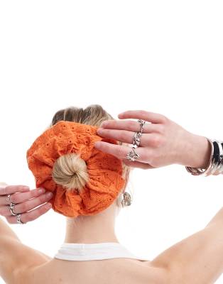 DesignB London - Übergroßes Scrunchie-Haargummi in leuchtendem Orange mit Lochstickerei