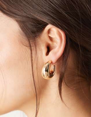DesignB London - Unregelmäßig geformte Creolen in Goldoptik-Goldfarben