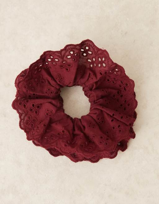 DesignB London – Vinröd hårsnodd i broderie anglaise, 2 av 4