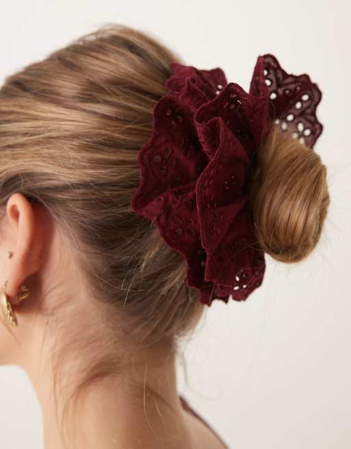 DesignB London – Vinröd hårsnodd i broderie anglaise, 3 av 4