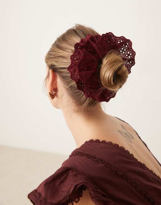 DesignB London – Vinröd hårsnodd i broderie anglaise, 4 av 4