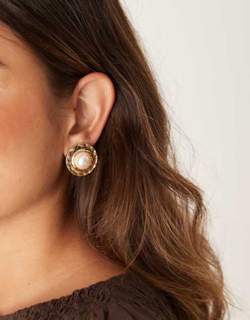 DesignB London vintage style faux pearl stud earrings in gold tone