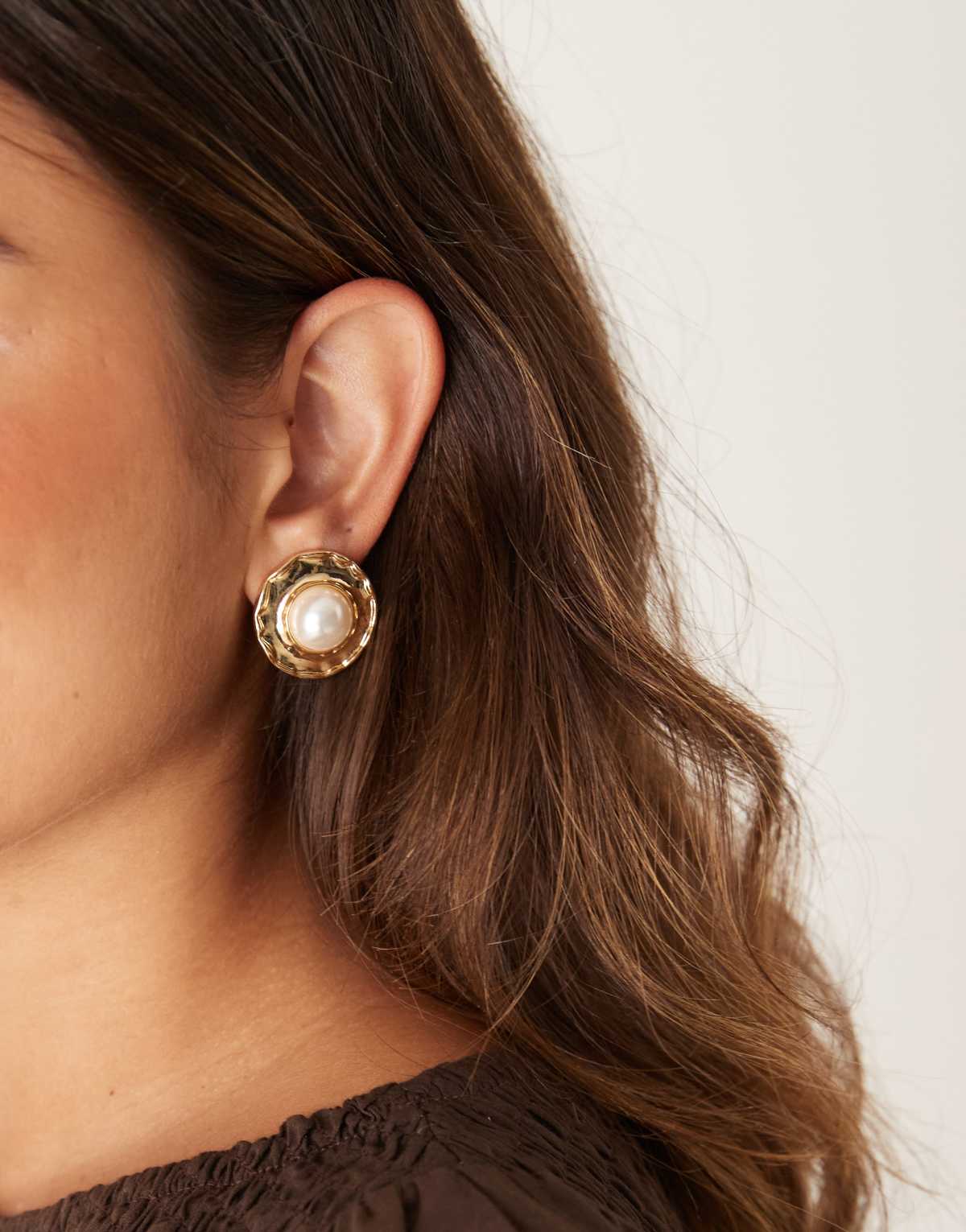 DesignB London vintage style pearl stud earrings in gold