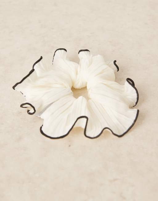 DesignB London – Vit, plisserad hårsnodd med kontrastfärgad kant, 2 av 4