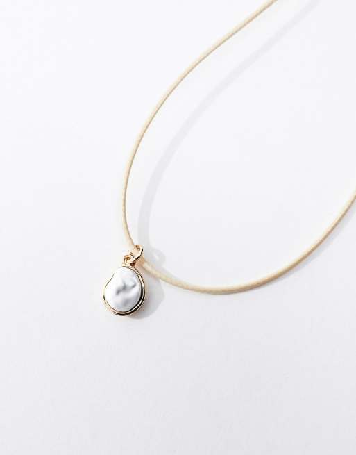 DesignB London – Vitt halsband av snöre med pärlhänge , 2 av 4