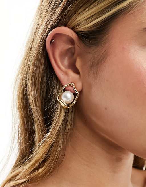 DesignB London – Wycięte kolczyki wkrętki w odcieniu złota z dużymi perłami
