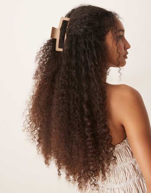 DesignB London XL hair claw in beige, 2 of 3