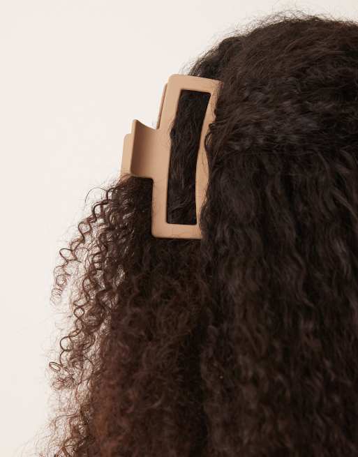 DesignB London XL hair claw in beige, 3 of 3