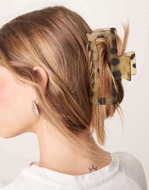 DesignB London XL hair claw in green animal print, 3 of 3