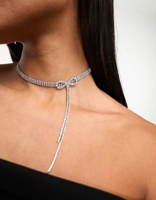 DesignB London – Zdobiony strasami naszyjnik typu choker ze wstawką w kształcie kokardki w kolorze srebra